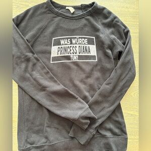 Black 'Was Würde Princess Diana Tun?' Graphic Sweatshirt